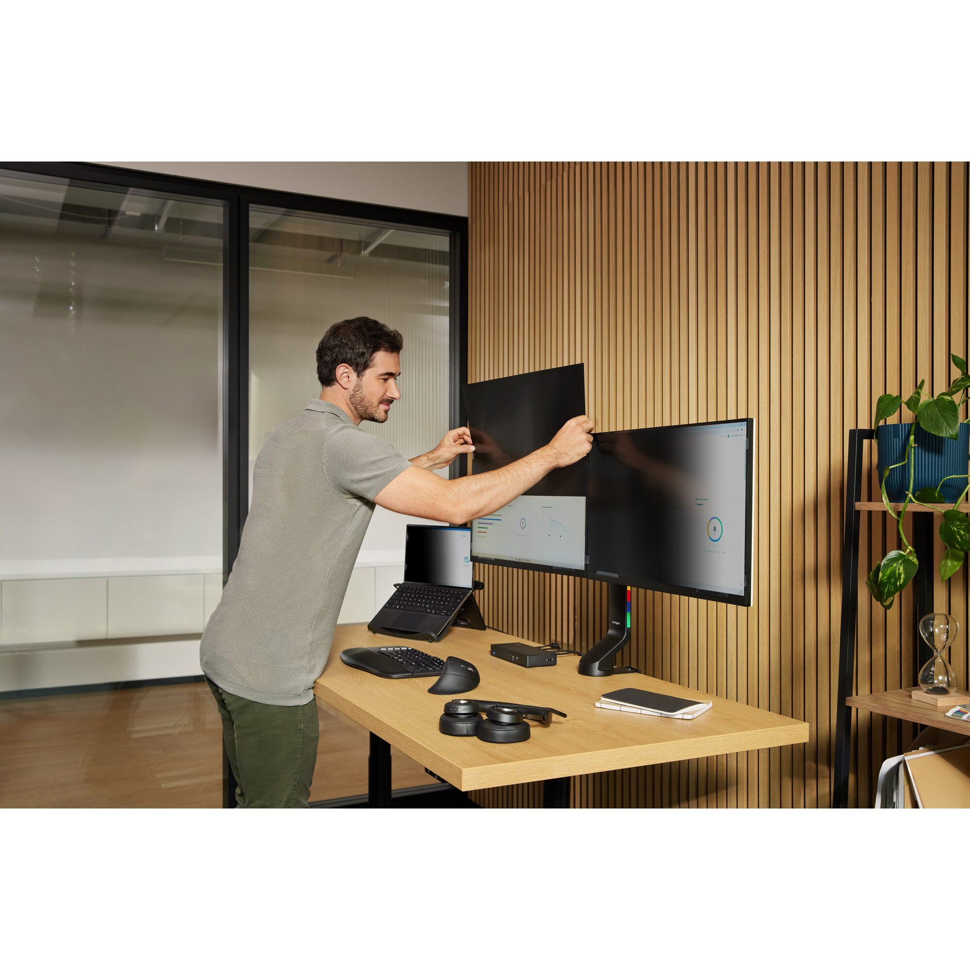 Kensington 2-way Removable Privacy Screen Filter for 19" Monitors 16:10 - Image 2