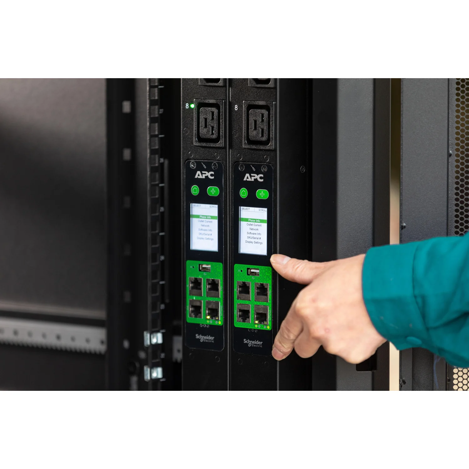 APC Easy PDU Switched ZeroU 16A 230V (20)C13 (4)C19 IEC309 - Image 3